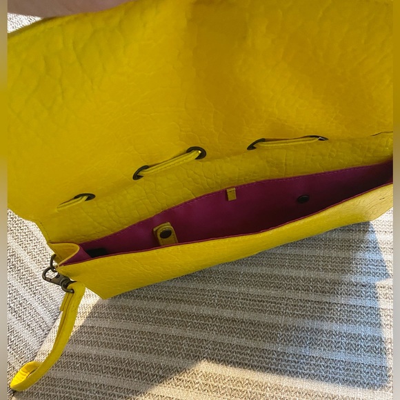 🌼🌞Jessica Simpson Yellow Flower Clutch/Wristlet - Picture 4 of 4